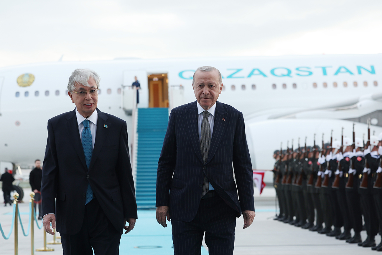 Cumhurbaşkanı Erdoğan, Kazakistan Cumhurbaşkanı Tokayev’i karşıladı